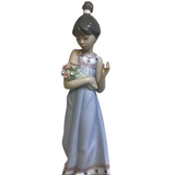 LLADRO "NINA CON RAMO DE FLORES" HOME DECOR 9"H