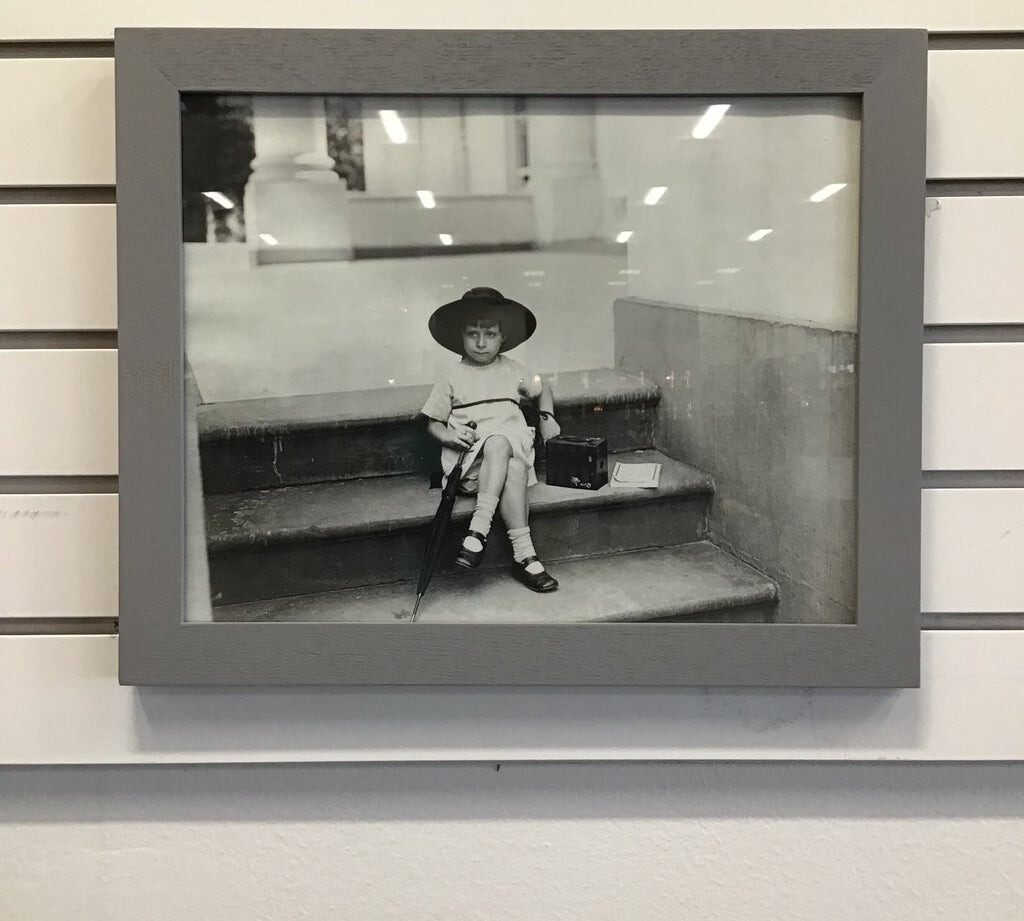 FRAMED PICTURE (LITTLE GIRL ON STEPS OF WHITE HOUSE) ART BLACK/WHITE 13 X 16